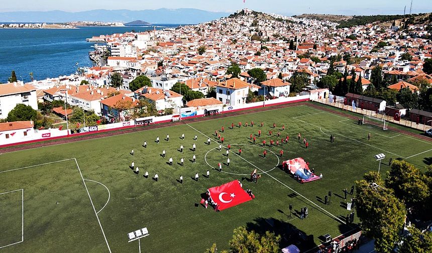 Ağaçların Gölgesinde, Deniz Manzaralı Tribünde Maç Keyfi: Ayvalık’ın Doğayla İç İçe Stadı Büyülüyor!