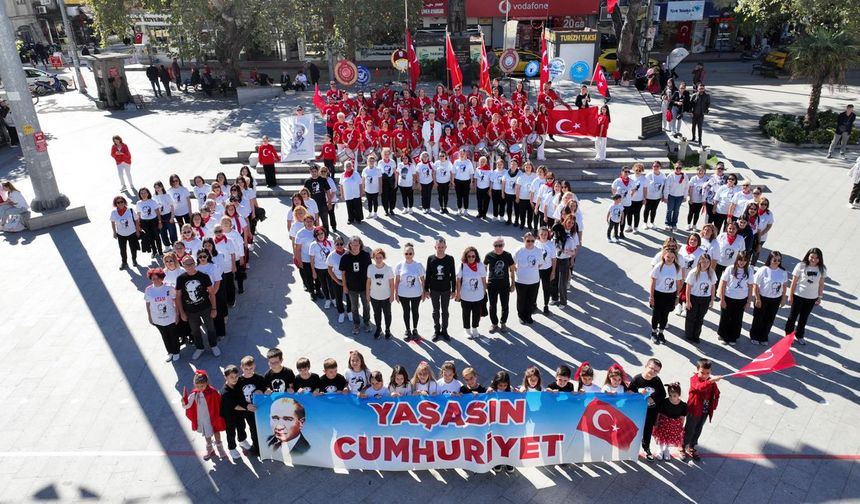 Cumhuriyetin 102. Yılı Burhaniye’de Törenlerle Kutlandı