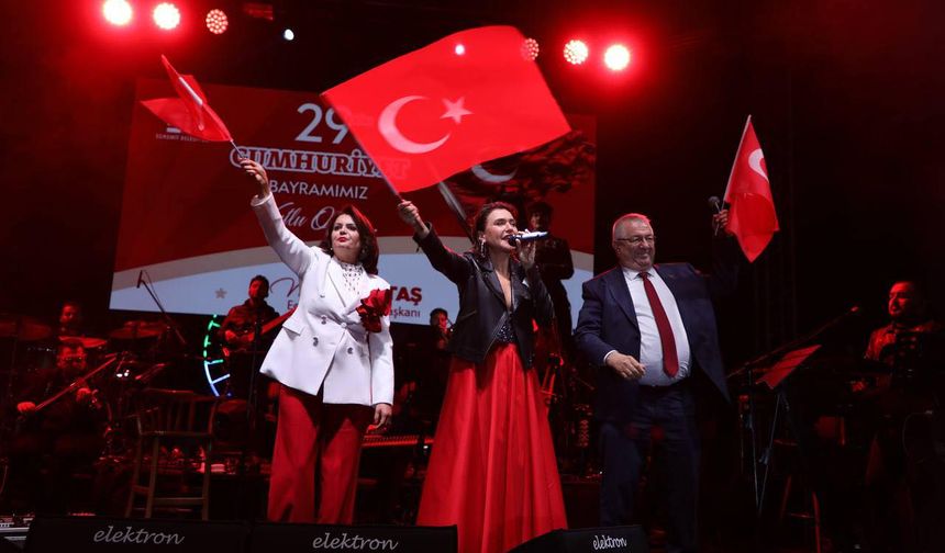 Edremit’te Cumhuriyet Coşkusu: Şevval Sam’dan Unutulmaz 29 Ekim Konseri