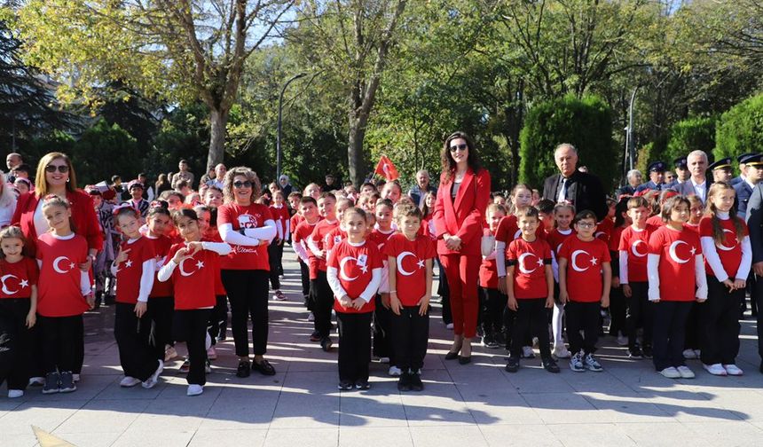 Gönen’de 29 Ekim Cumhuriyet Bayramı Coşkusu Yıldız Meydanı’nı Sardı