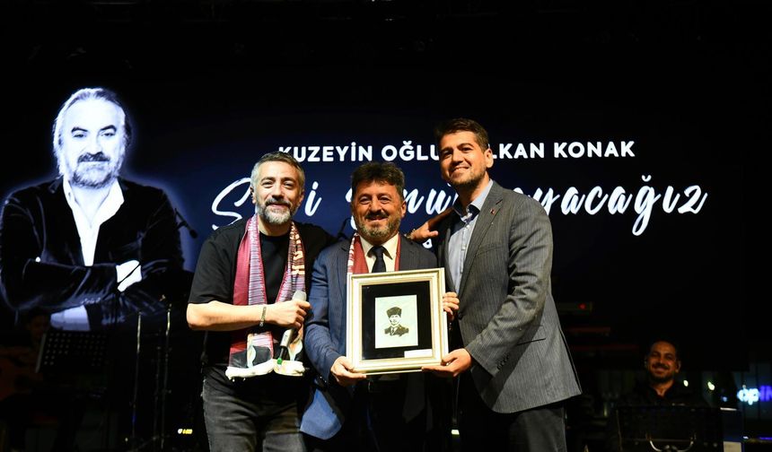 Balıkesir'de On Binlerce Kişi “Kuzeyin Oğlu”nu Şarkılarla Andı!