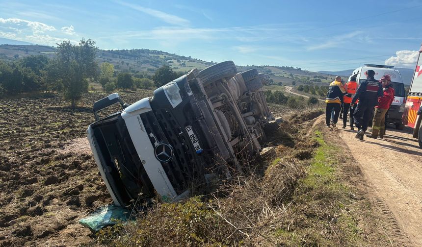Susurluk’ta Mıcır Yüklü Kamyon Şarampole Devrildi: Sürücü Yaralandı