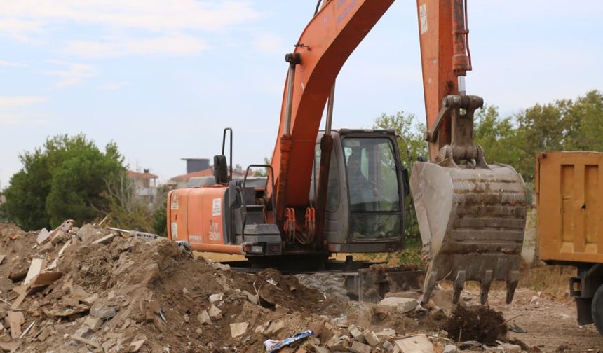 Edremit Belediyesi Şahindere Mahallesi’nde İzinsiz Moloz Dökümünü Temizliyor