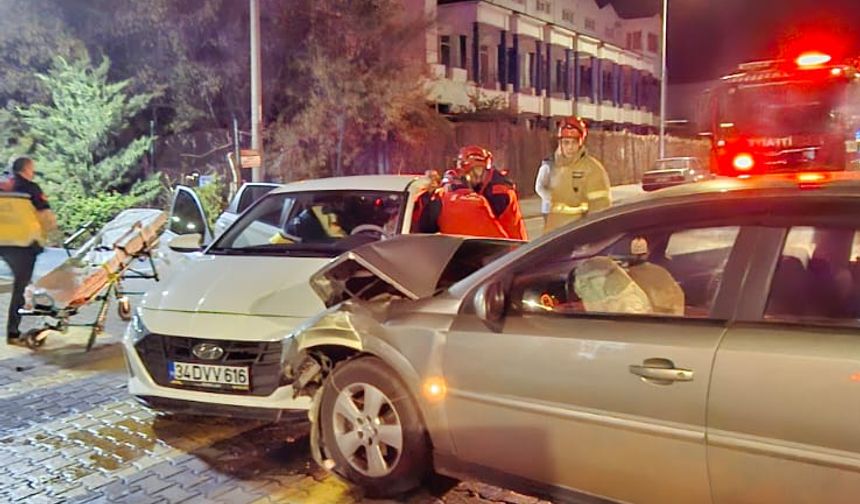 Edremit Akçay’da Çift Taraflı Trafik Kazası: 2 Kişi Yaralandı