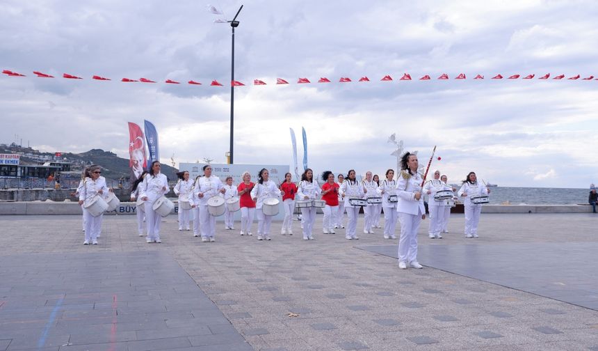 Susurluk Cumhuriyet Kadınları Bandosu, Bursa’daki Uluslararası Festivalde Sahne Aldı