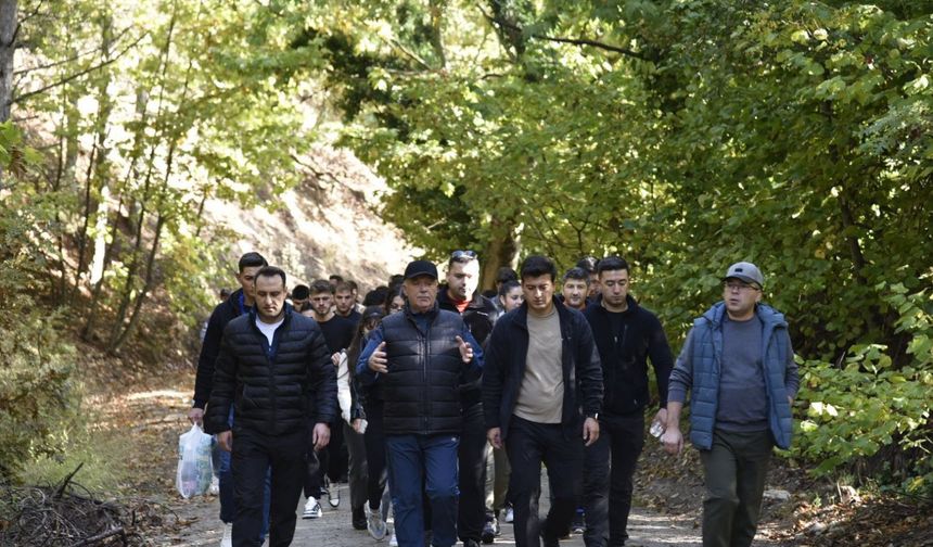 Dursunbey’de Doğayla Buluşma: Başkan Bahçavan ve Üniversiteliler Gölcük Parkuru’nda Yürüdü