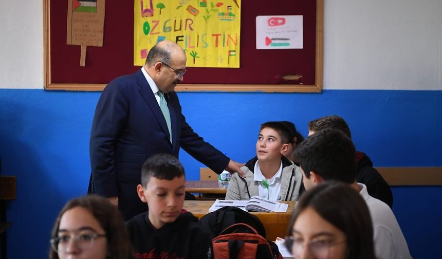 Balıkesir Valisi İsmail Ustaoğlu’ndan Karahallılar Ortaokulu’na Ziyaret