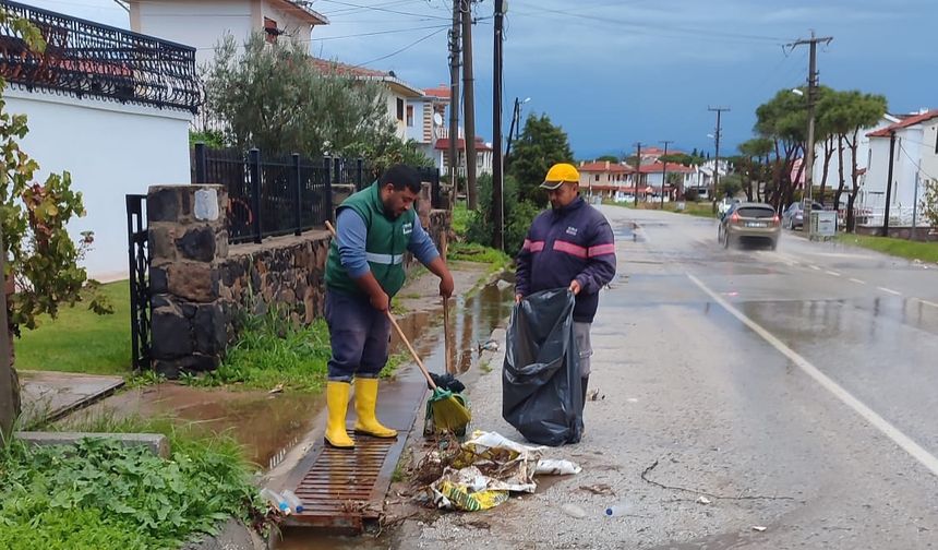 Ayvalık’ta Yağış Sonrası Belediye Ekipleri Aralıksız Çalışıyor