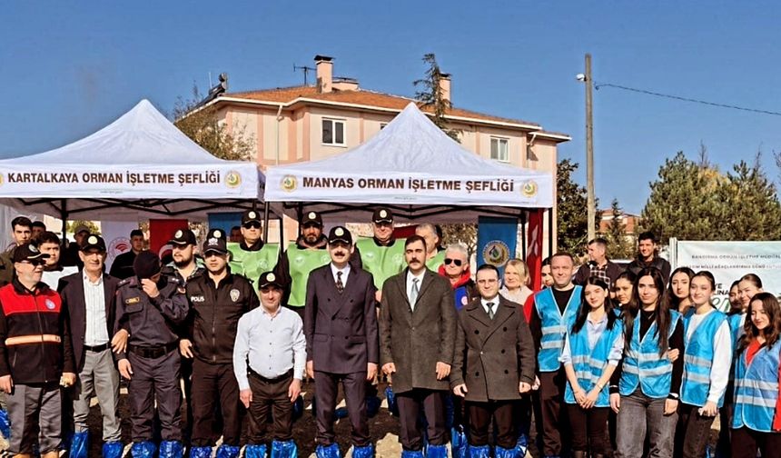 Manyas Belediyesi, Milli Ağaçlandırma Günü Etkinliğinde Sahadaydı