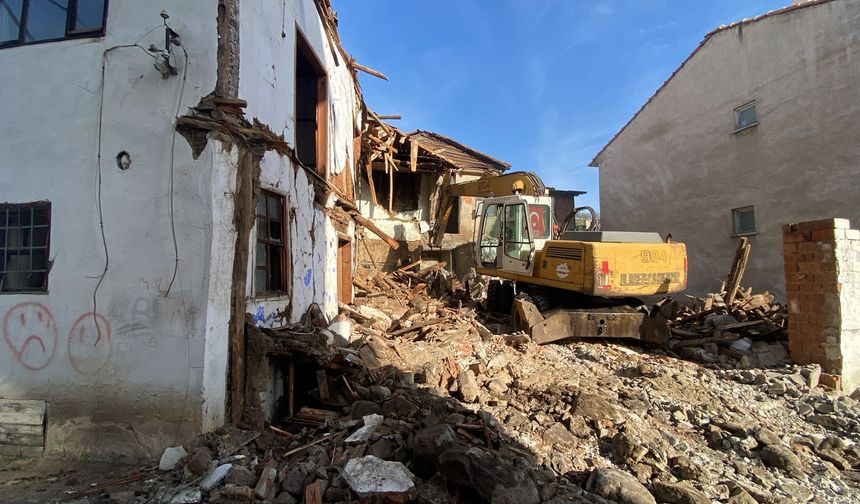 Bigadiç Belediyesi Metruk ve Riskli Yapıların Yıkım Çalışmalarını Sürdürüyor