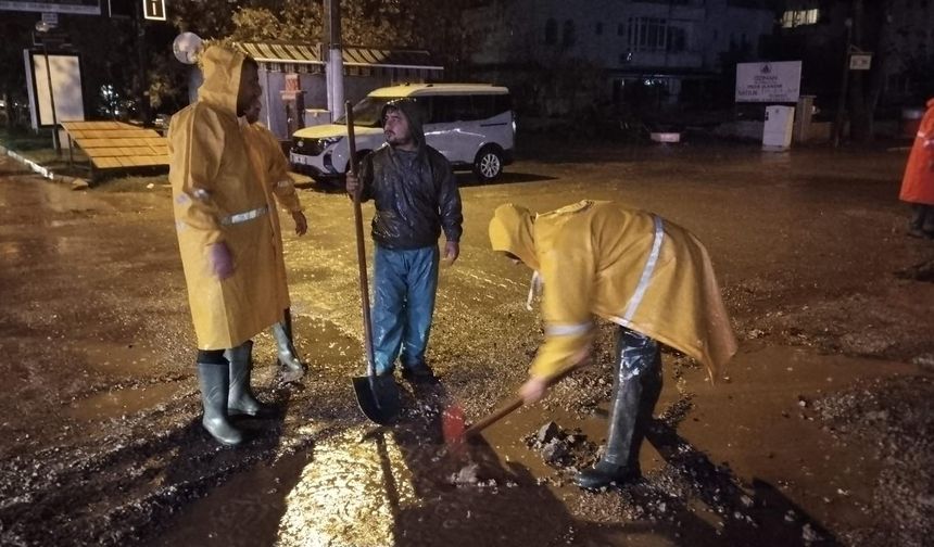 Edremit’te Kuvvetli Yağışla Mücadele Sürüyor