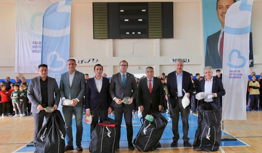 Okullara Spor Malzemesi Desteği Devam Ediyor