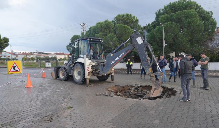 Burhaniye Ören'de kanalizasyon hattı çöktü! Yol trafiğe kapalı