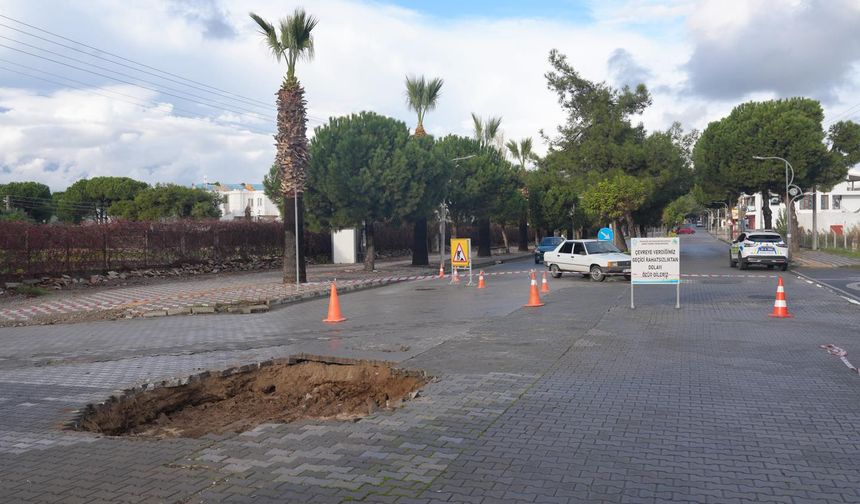 “Yoğun Yağış Sonrası Ören Mahallesi’nde Ana Hat Çökmesi: Belediye Çalışmaları Sürüyor”