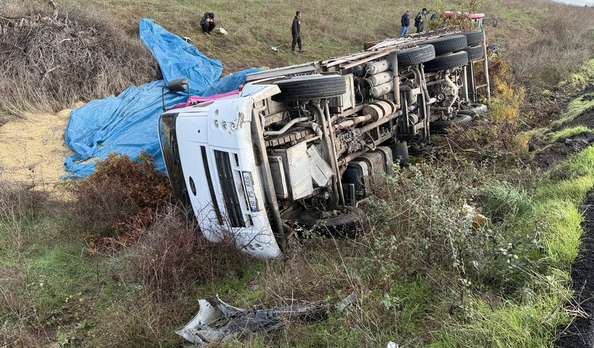 Çanakkale'de Feci Kaza! Kamyon Şarampole Devrildi!