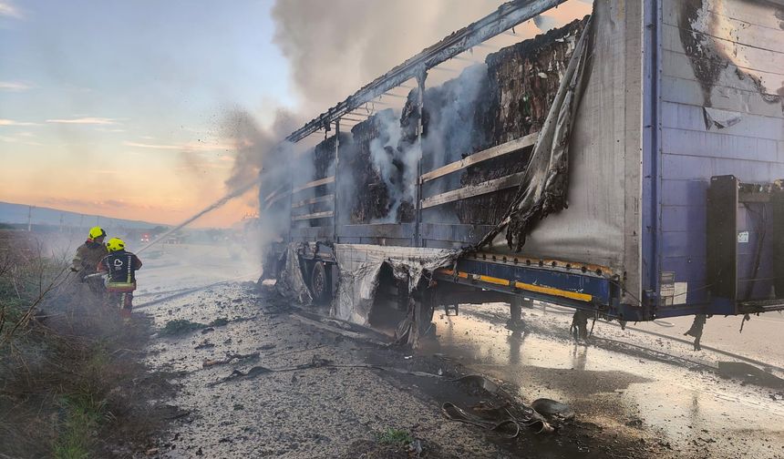 Balıkesir’de Karton Yüklü Tır Alev Aldı! Seyir Halindeyken Çıkan Yangın Korkuttu
