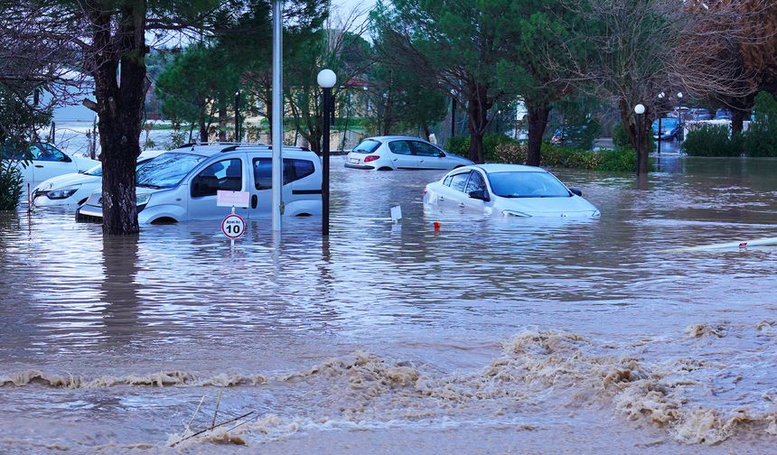 Ayvalık’ta Sağanak ve Dolu Etkili Oldu: Sokaklar Göle Döndü!