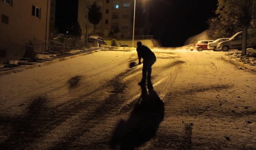 Dursunbey’de Don Sonrası Yol Güvenliği İçin Gece Boyu Tuzlama Çalışması