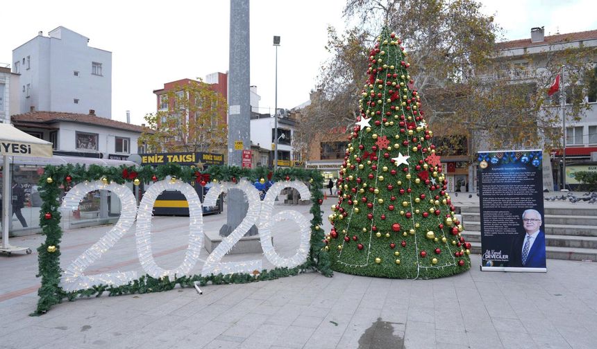 Burhaniye’de Yılbaşı Süslemeleri ve Işıklandırmalar Tamamlandı