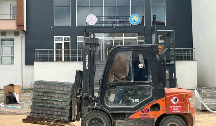 Uygulama Oteli’nde Taş Döşeme Sürüyor