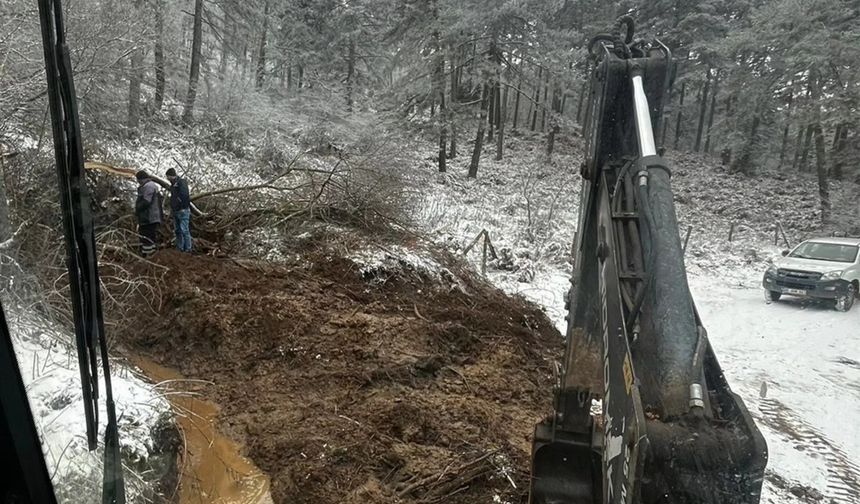 Sındırgı’da Kar Yağışına Rağmen Belediye Ekipleri Sahada