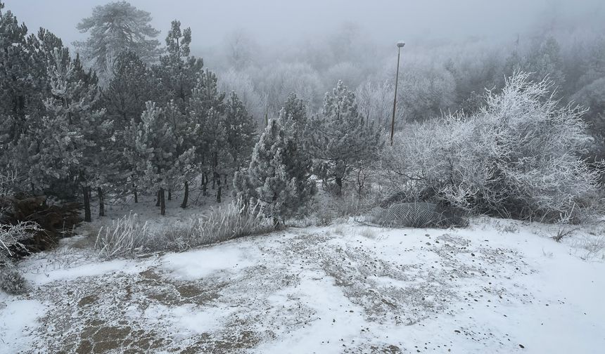 Balıkesir’in Zirvesinde Kış Masalı! Sındırgı Ulus Dağı’ndan İlk Görüntüler Geldi: Kar Yağışı Sürecek mi?