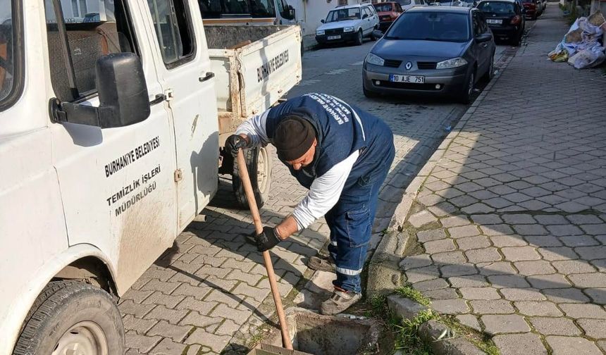 Burhaniye Belediyesi Yağış Uyarıları Kapsamında Mazgal Temizliği Çalışmalarını Sürdürüyor