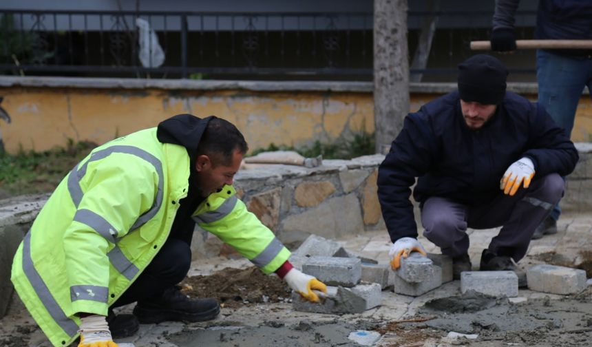Edremit’te Parka Açık Hava Spor Aletleri Kurulumu İçin Zemin Hazırlığı Yapılıyor