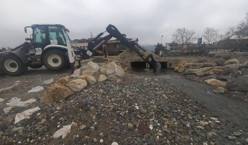 Edremit’te Yağış Öncesi Mazgal ve Dere Ağızları Kontrol Edildi