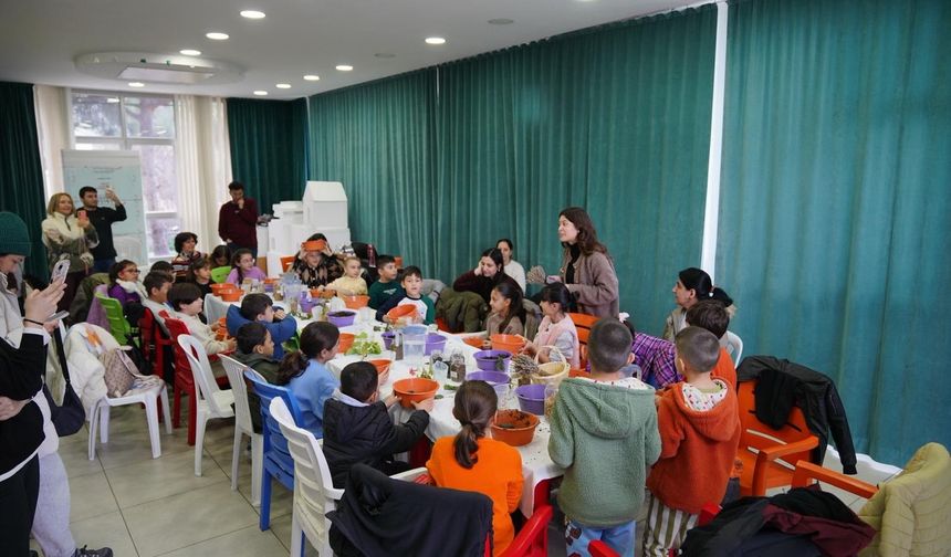 Ayvalık’ta Çocuklar ve Aileler İçin Tohum Topu Atölyesi Düzenlendi