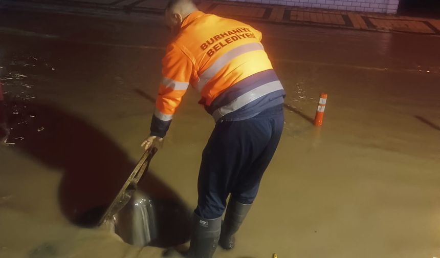 Burhaniye Belediyesi Ekipleri Yoğun Yağış Sonrası Sahada Görevde