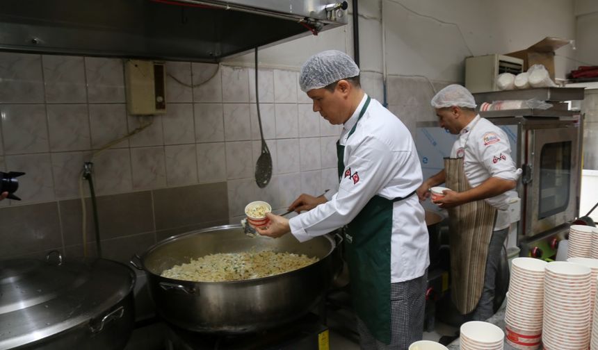 Edremit Belediyesi Aşeviyle Gönülleri Isıtıyor