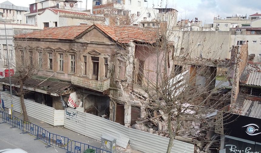 Poyraz Vurdu, Tarih Çöktü: Edremit’te İstanbul Hanı Bir Kez Daha Yıkıldı