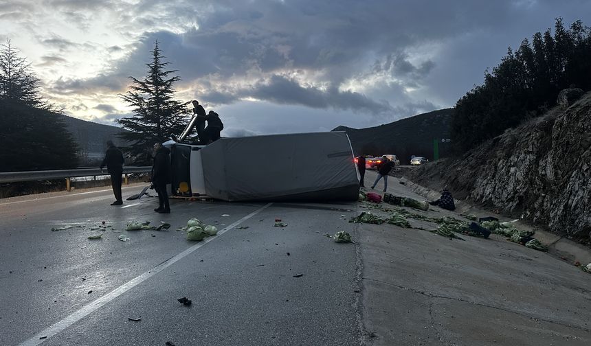 Isparta’da Kamyonet Devrildi: 3 Kişi Hafif Yaralandı