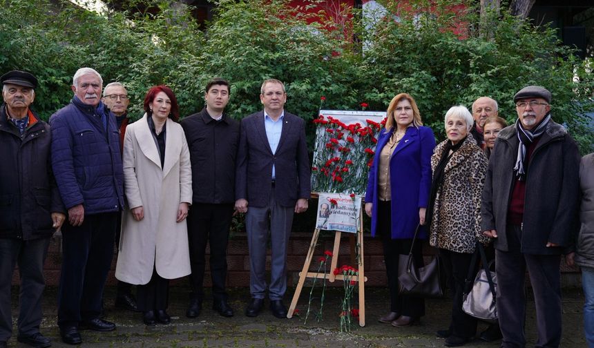 Uğur Mumcu Ayvalık'taki evinin önünde anıldı