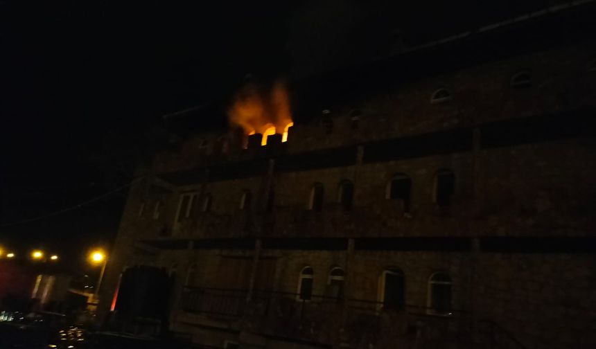 Havran'da Korkutan Yangın! 3 Katlı Binanın Üst Katı Alevlere Teslim Oldu: İşte Olay Yerinden İlk Görüntüler...