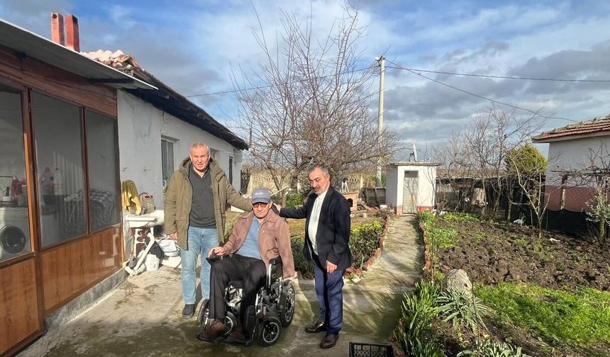 Manyas’ta Özel Gereksinimli Vatandaşlara Evlerinde Tekerlekli Sandalye Desteği