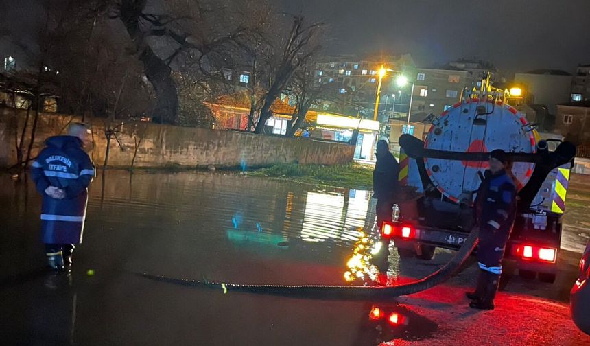 Manyas’ta Su Baskını Sonrası Ekipler Sahada: Tahliye Çalışmaları Sürüyor