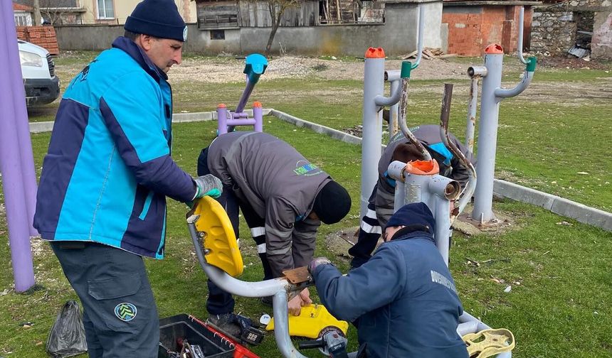 Dursunbey’de Kırsal Mahalle Parklarında Bakım ve Onarım Çalışmaları Sürüyor