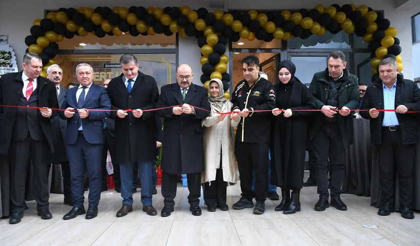 Sefaköy’de tatlı gün: Gaziantepli Mert Usta yeni şubenin kapılarını açtı