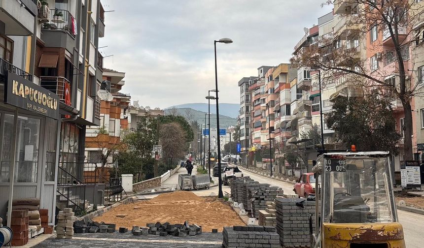 Erdek’te Eski Kaldırımlar Yenileniyor: Engelli Erişimi ve Yaya Güvenliği Öncelikli