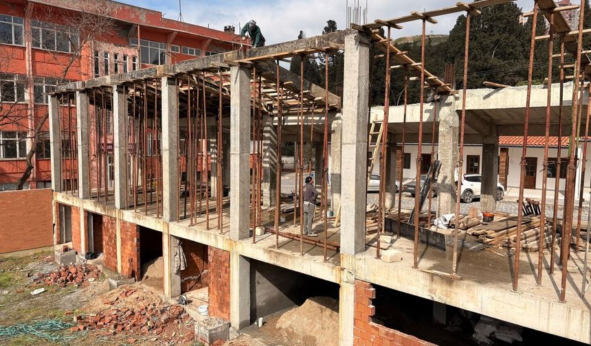 Bandırma’da Hizmet Atağı: Pazar Yeri İnşaatı Sürüyor, Afet Ekibi Eğitmen Oldu