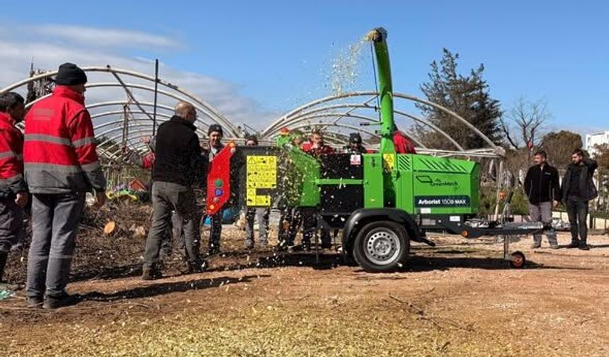 Bandırma Belediyesi Envanterini Güçlendirdi: Dal Öğütme Makinesi ve Elektrikli Kamyonet Hizmete Girdi
