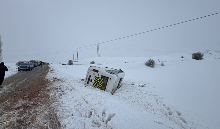 Sivas’ta Öğrenci Servisi Devrildi: 10 Yaralı