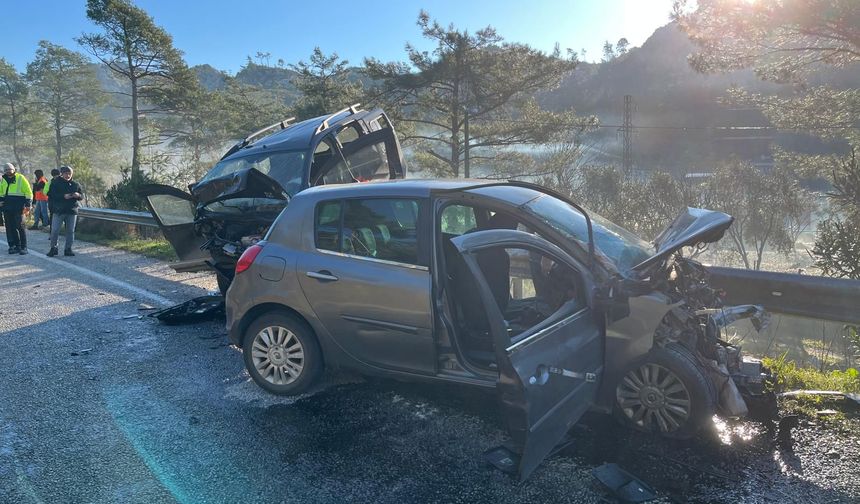 Marmaris’te İki Araç Çarpıştı: 4 Kişi Yaralandı