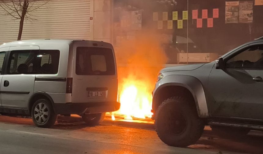Sultangazi’de Yer Altı Elektrik Kabloları Alev Aldı: Patlama Anı Kamerada