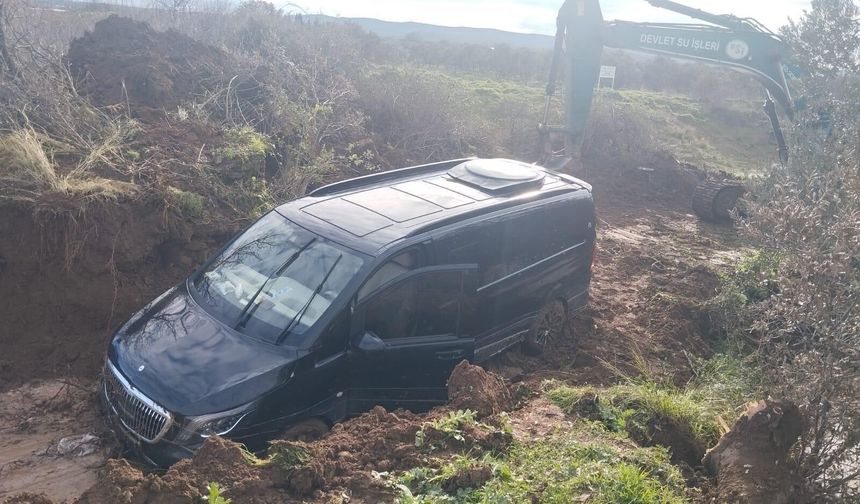 Gömeç’te Dere Yatağında Can Pazarı! Mahsur Kalan Aracı DSİ İş Makineleri Kurtardı