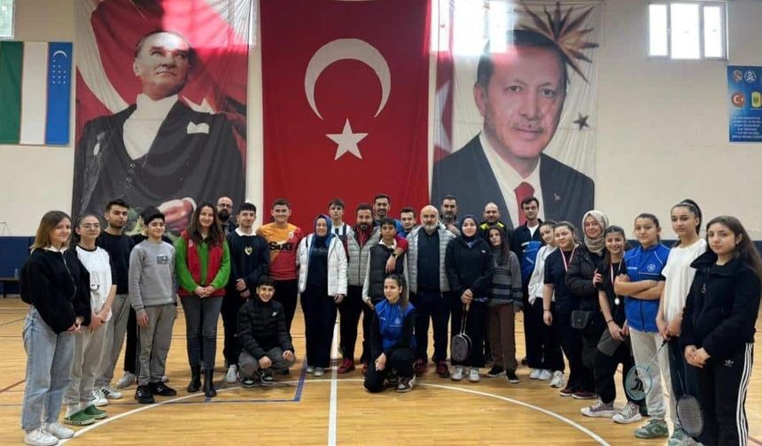 Dursunbey’de Okullar Arası Badminton Turnuvası Coşkuyla Sona Erdi