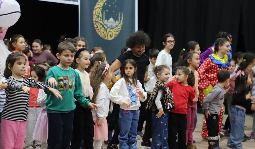 Gönen’de Çocukların Ramazan Neşesi! Aşuk ile Maşuk Sahne Aldı, Gülez Konferans Salonu Kahkahalarla Çınladı.