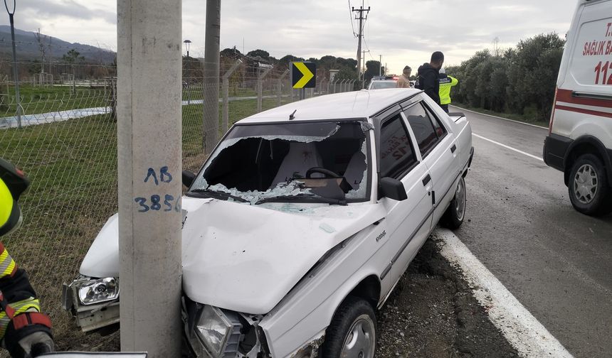 Havran'da Korkutan Kaza: Kontrolden Çıkan Araç Elektrik Direğine Çarptı!